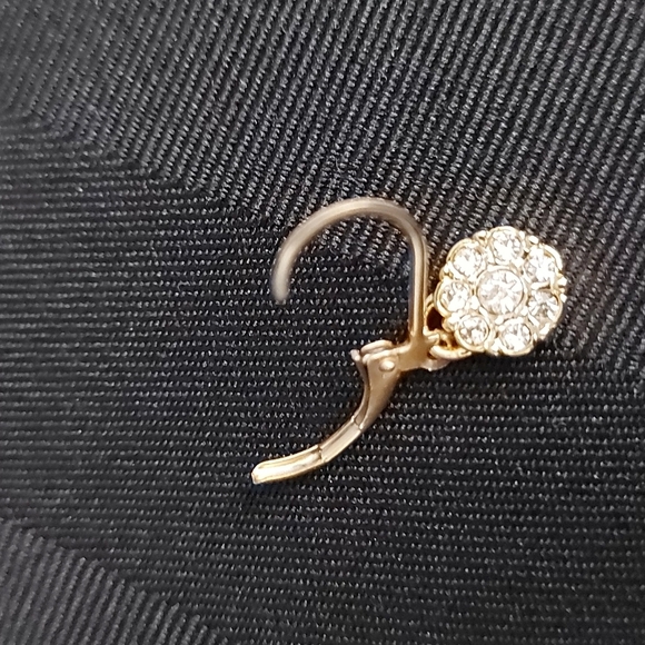🎉FREE WITH PURCHASE🍹 Gold Tone and Rhinestone Flower Leaverback Earrings - Picture 2 of 3